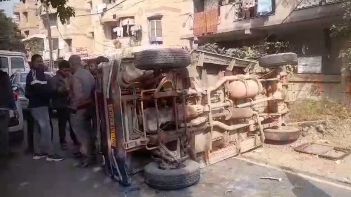 गाजियाबाद में सुमो गाड़ी ने स्कूल वैन में मारी टक्कर