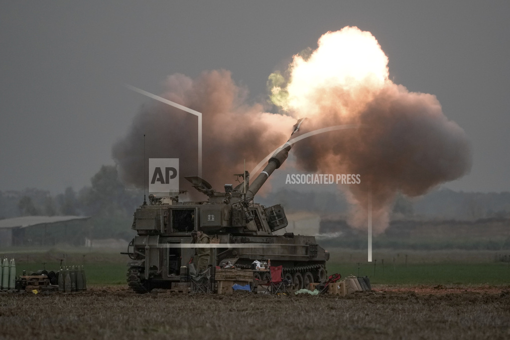 ایک اسرائیلی موبائل آرٹلری یونٹ نے جنوبی اسرائیل سے غزہ کی پٹی کی طرف ایک گولہ فائر کیا