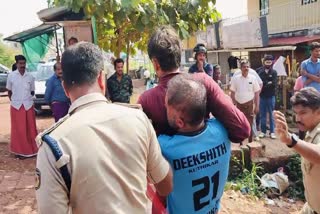 Drunk man issue in Kasargod  Drunk man violence in Kasargod  Drunken man violence in front of beverage  Kasargod crime news  Drunken man cut his hand nerve in Kasargod  കാസർകോട് ജില്ലാ വാർത്തകൾ  മദ്യ ലഹരിയിൽ കയ്യിലെ ഞരമ്പ് മുറിച്ച് യുവാവ്  മദ്യ ലഹരിയിൽ യുവാവിന്‍റെ പരാക്രമം  കാസർകോട് മദ്യ ലഹരിയിൽ യുവാവിന്‍റെ പരാക്രമം  മദ്യ ലഹരിയിൽ പരാക്രമം നടത്തിയ യുവാവ് കസ്റ്റഡിയിൽ