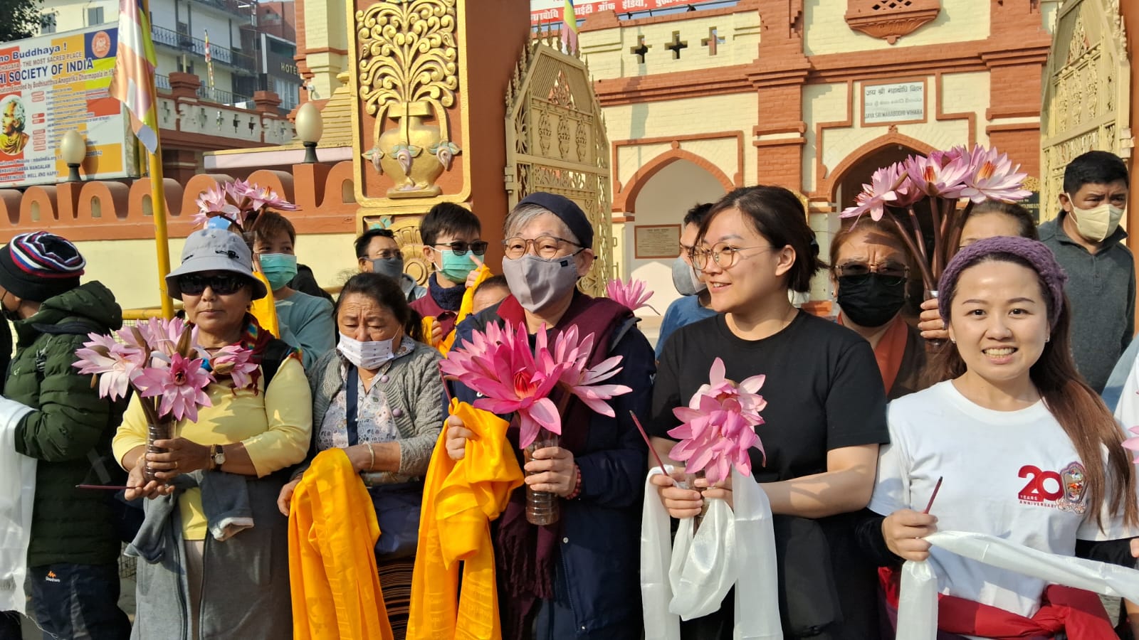 दलाई लामा के दर्शन के लिए उमड़ी भीड़