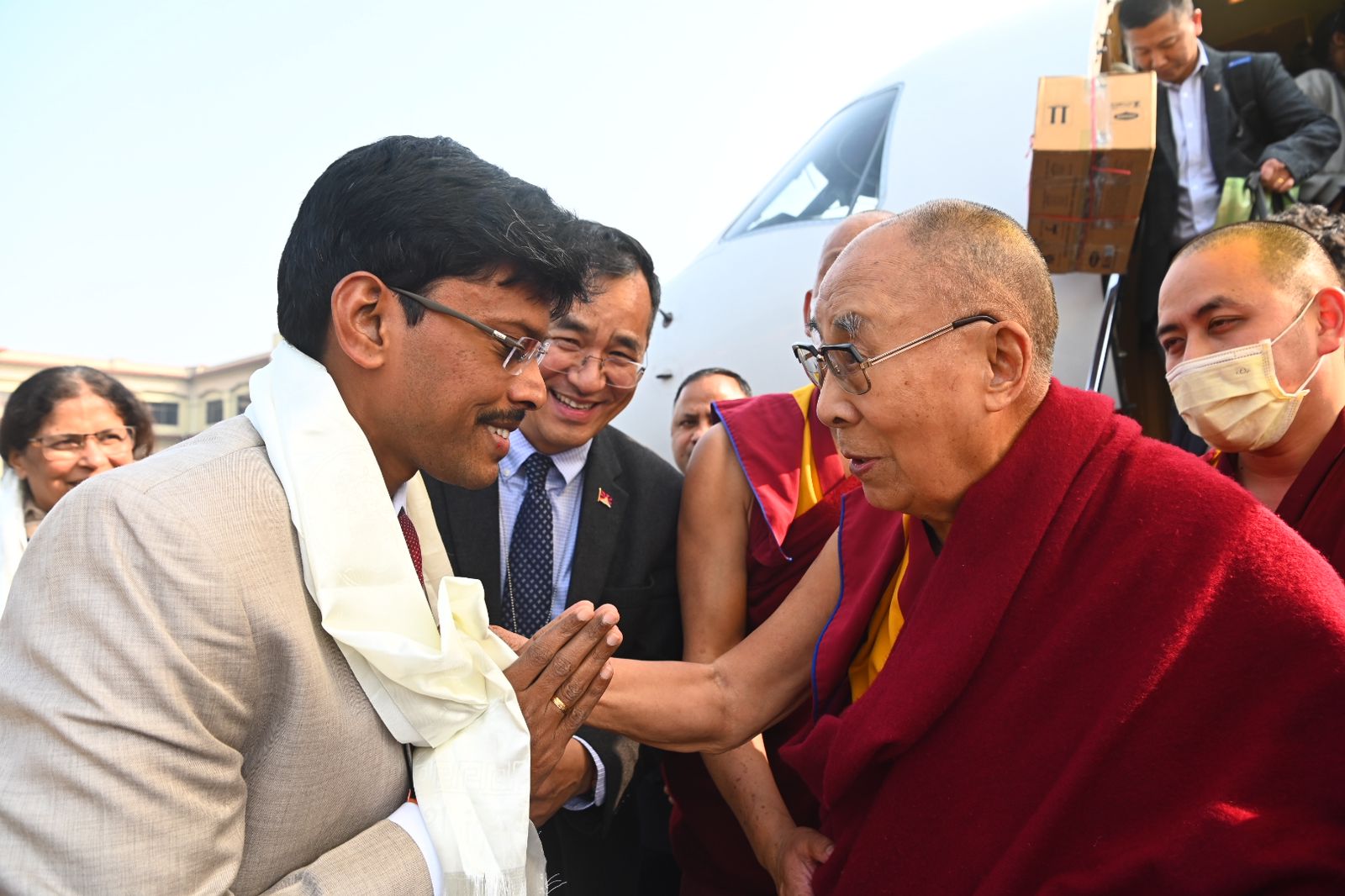 डीएम डॉ त्याग राजन एससम ने किया दलाई लामा का स्वागत