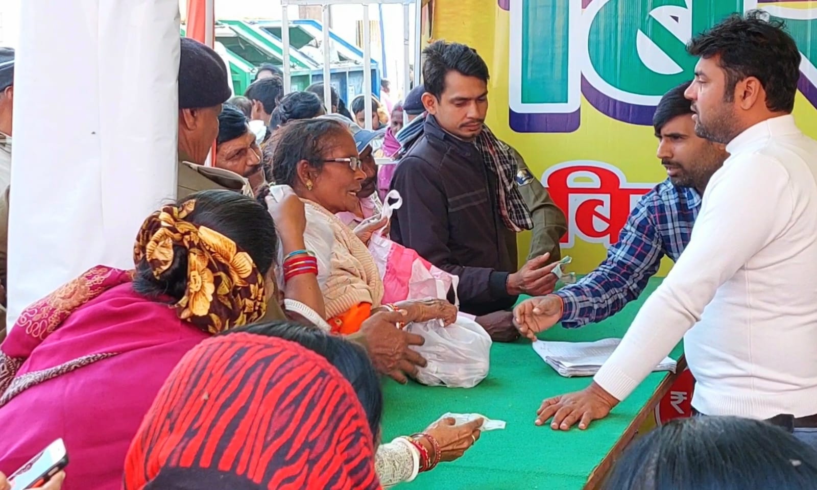 काउंटर पर लोगों को प्याज देते बिस्कोमान स्टाफ