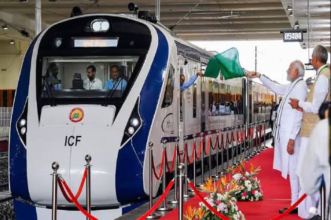 वंदे भारत ट्रेन को रवाना करते प्रधानमंत्री नरेंद्र मोदी. फाइल फोटो