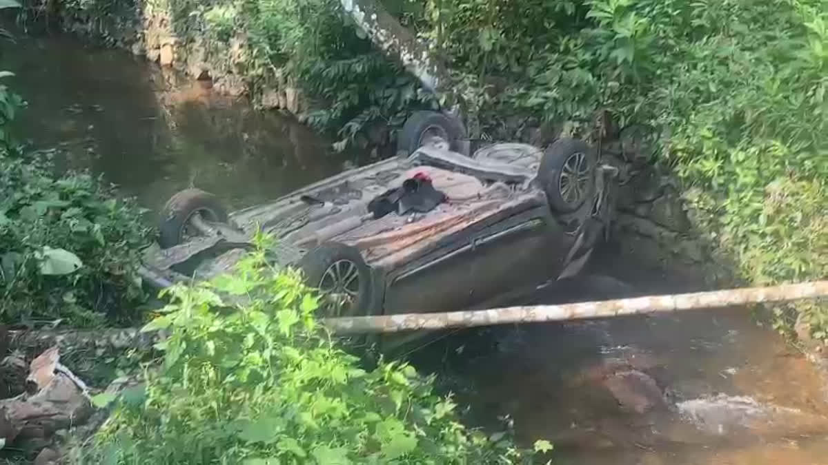 ERUMELI CAR ACCIDENT  SABARIMALA PILGRIMS  ശബരിമല തീര്‍ഥാടനം  എരുമേലി കാര്‍ അപകടം