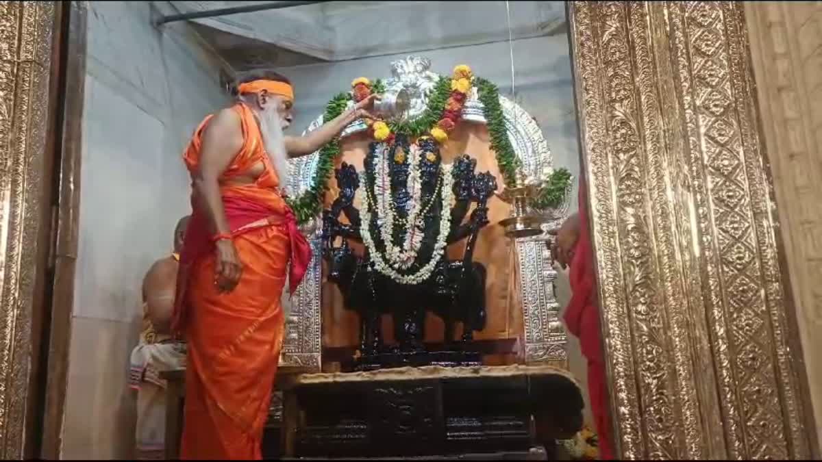 ದತ್ತಾತ್ರೇಯ ಸ್ವಾಮಿಗೆ ತೈಲಾಭಿಷೇಕ