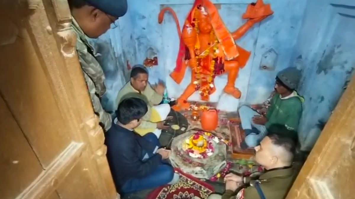 संभल में 46 साल बाद मिले मंदिर में डीएम-एसपी ने की पूजा.