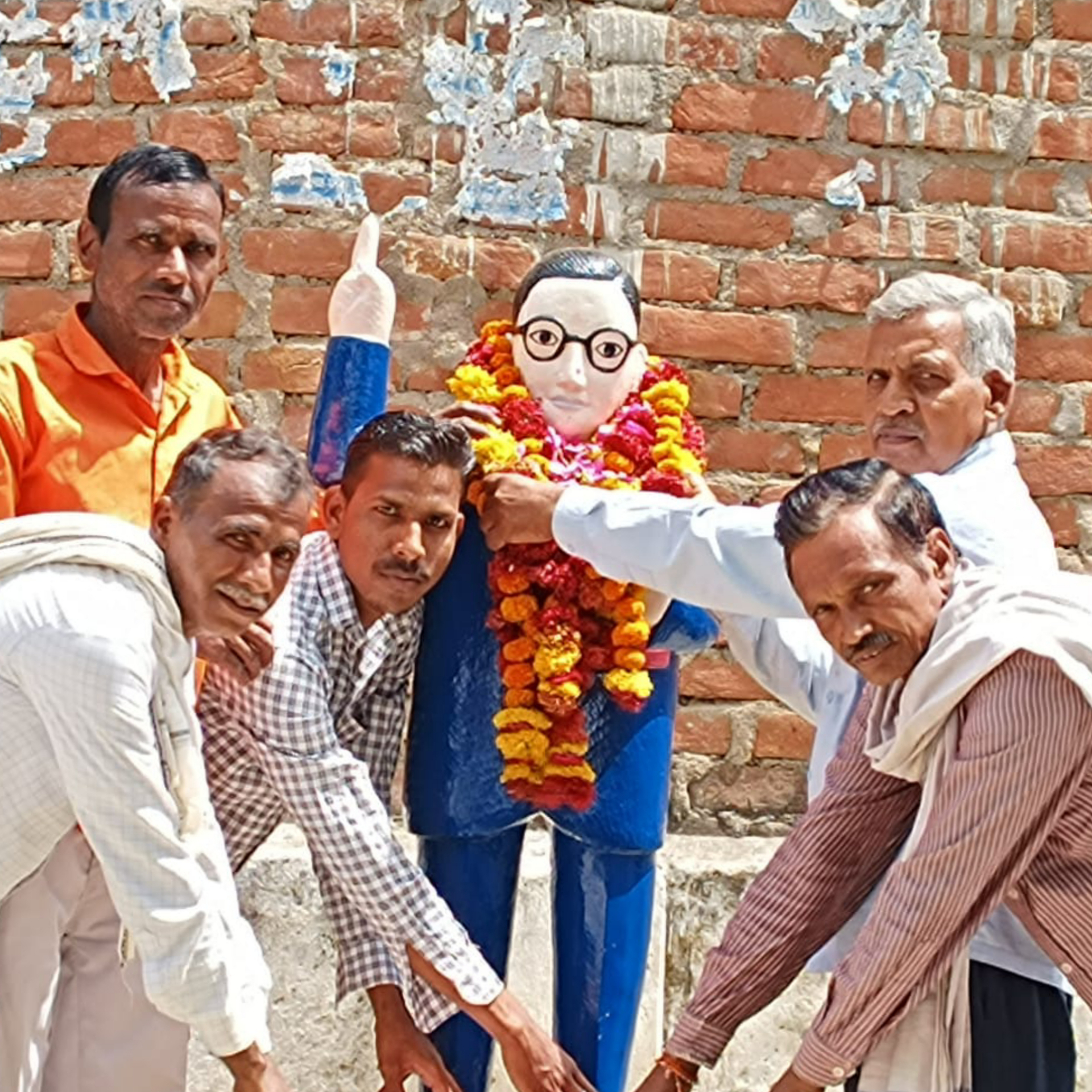 डॉ. अंबेडकर की जयंती पर ग्रामीणों ने की पुष्प वर्षा