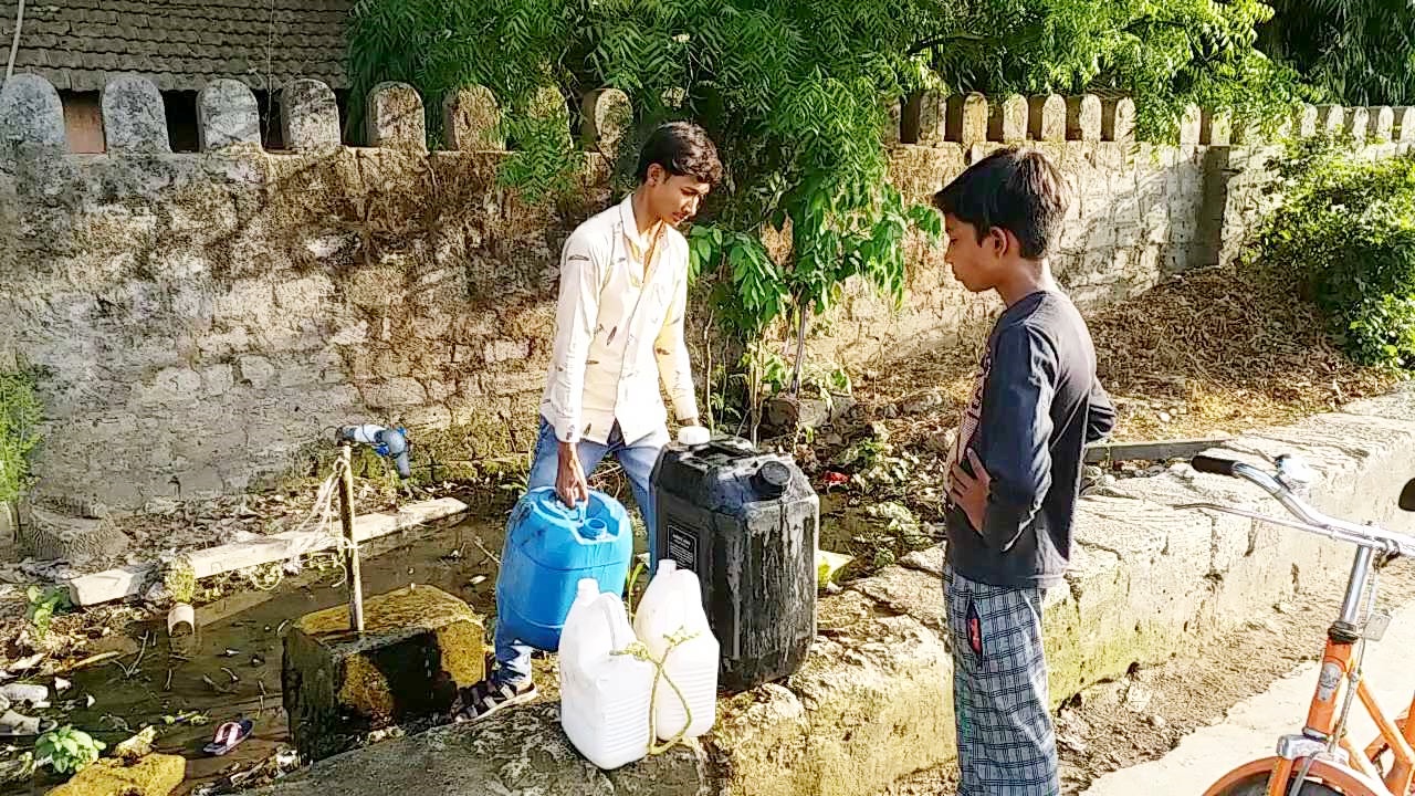 લોકો પાણી ભરવા દૂર જઈ રહ્યા છે