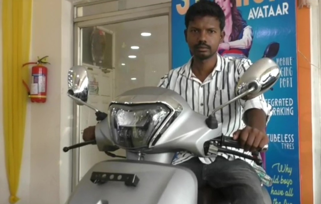 young-man-buy-a-scooty-on-62-thousand-rupees-coin-in-baripada-mayurbhanj