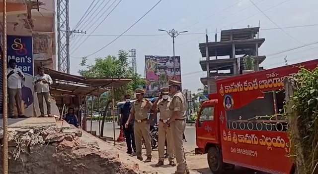 ఘటనాస్థలిని పరిశీలించిన డీసీపీ యాదగిరి