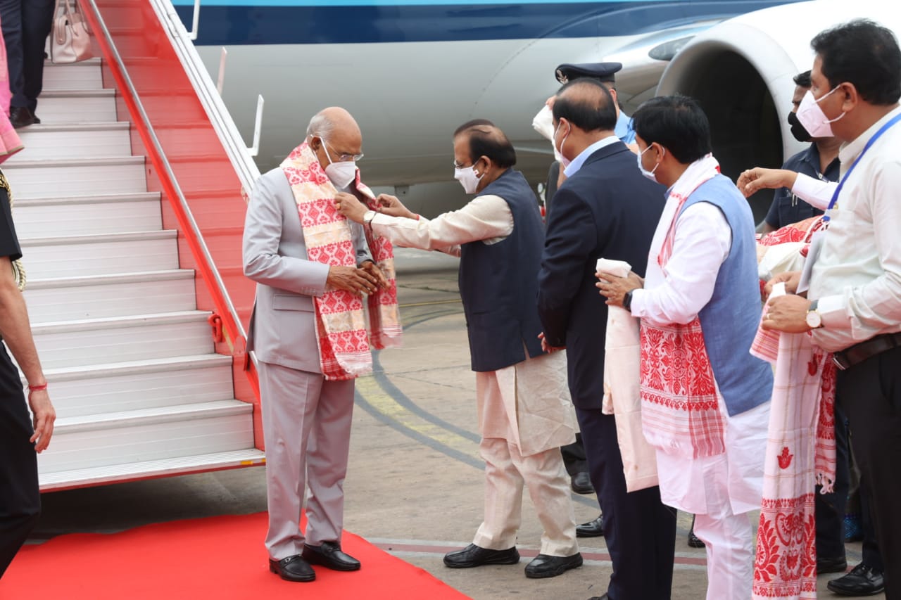 গুৱাহাটীত সপত্নীক উপস্থিত ৰাষ্ট্ৰপতি কোবিন্দ