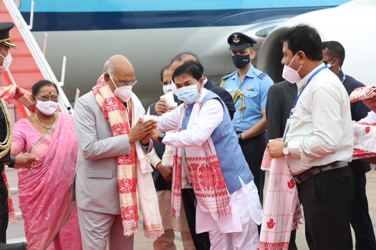 গুৱাহাটীত সপত্নীক উপস্থিত ৰাষ্ট্ৰপতি কোবিন্দ