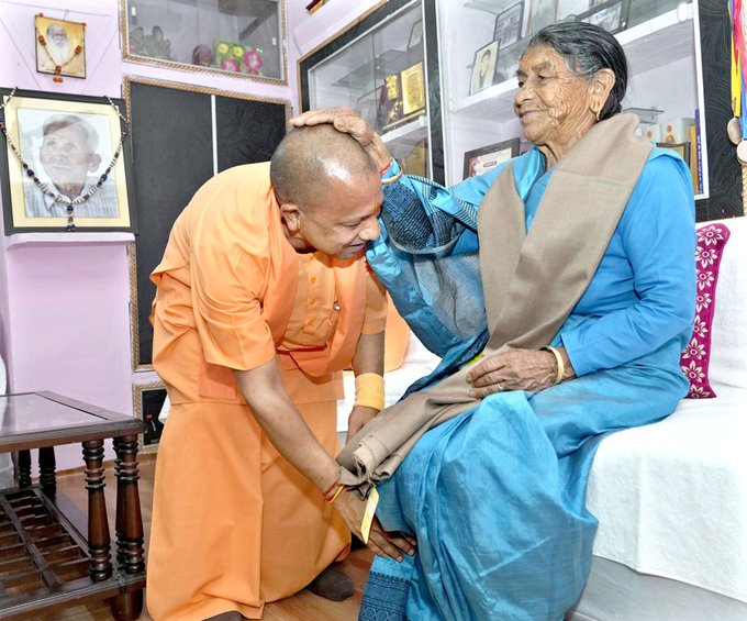 yogi adiyanath touching his mothers feet