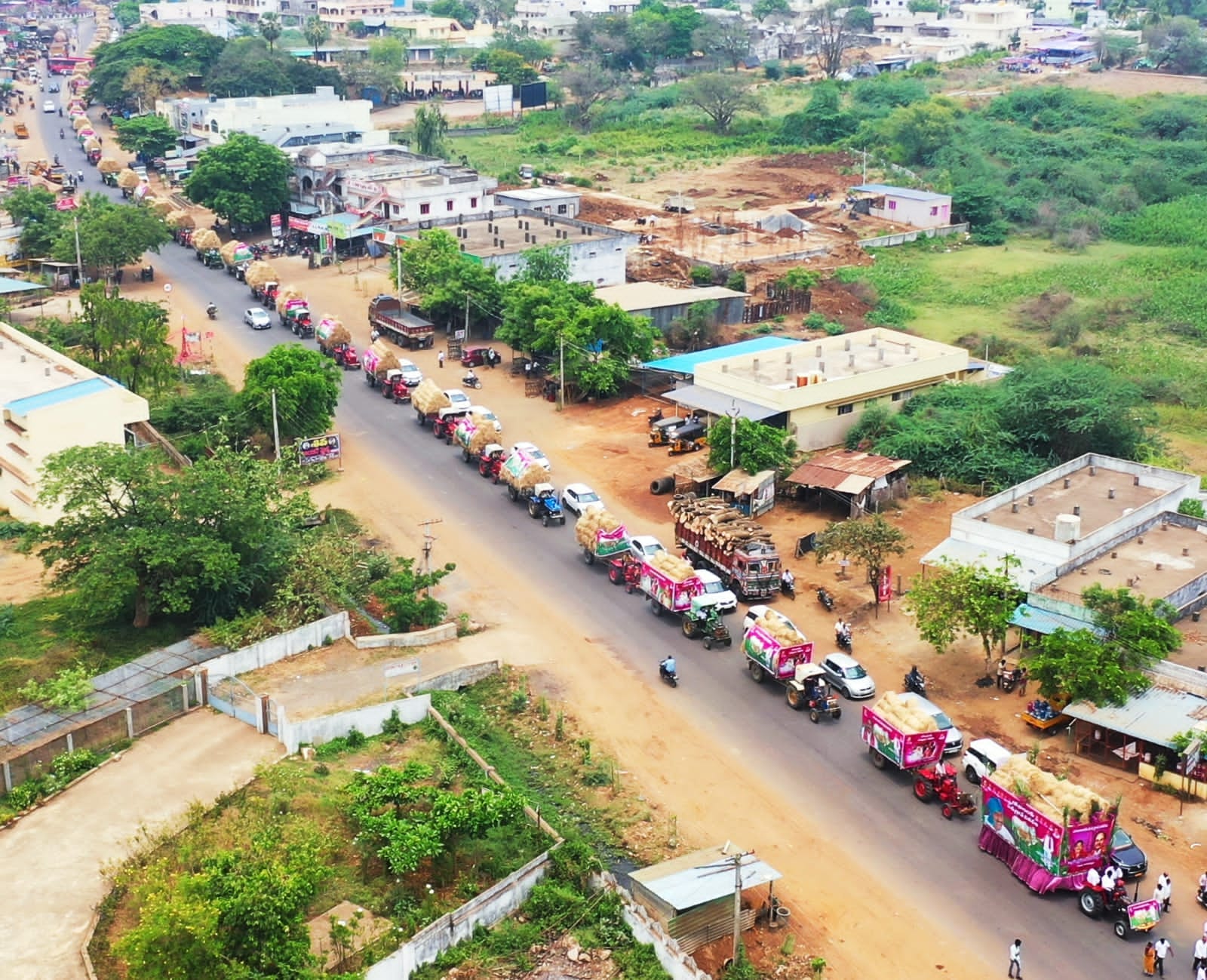 100 ట్రాక్టర్లతో ఖమ్మం గోశాలలకు పశుగ్రాసం తరలింపు