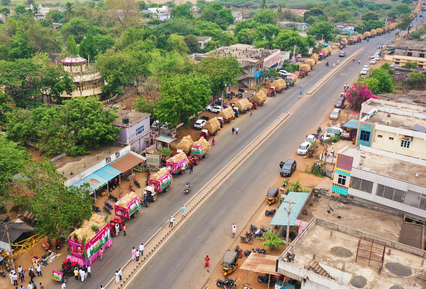 దండుగా కదిలిన ట్రాక్టర్లు