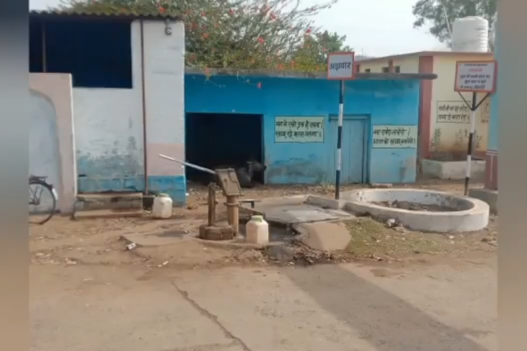 Dindori water crisis viral video Announcement only two pots of water allowed to take from handpump