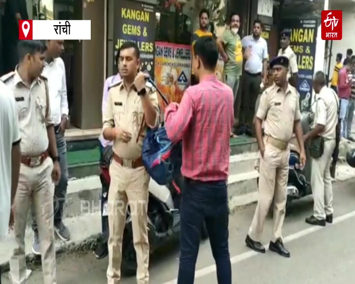 robbery-in-jewellery-shop-in-ranchi-criminals-absconding-with-25-lakhs-jewelry