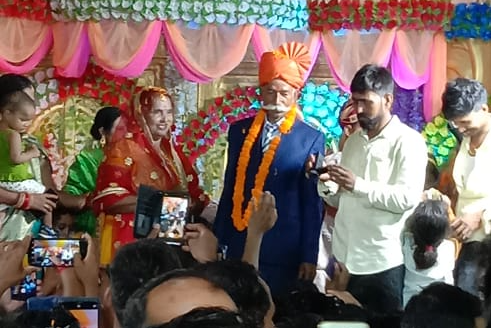 Unique Marriage in Bihar  Saran Unique Marriage  70 Year Old Man Barat in Chapra  Aamdadhi village Chapra  barat of seventy year old man in Chapra  ಮದುವೆ ಸಂಭ್ರಮದಲ್ಲಿ ಮುಳುಗಿದ ಬಿಹಾರದ ಆಮ್ದಾಧಿ ಗ್ರಾಮ  ಸರನ್​ ಜಿಲ್ಲೆಯಲ್ಲಿ ವಿಶಿಷ್ಠ ಮದುವೆ  ಗೌಣ ಪದ್ಧತಿ ಎಂದರೇನು  42 ವರ್ಷಗಳ ಹಿಂದೆ ಮದುವೆ ರಾಜ್​ಕುಮಾರ್​ ಸಿಂಗ್​ 42 ವರ್ಷಗಳ ಬಳಿಕ ಗೌಣ ಪದ್ಧತಿ ನೆರವೆರಿಸಿದ ರಾಜಕುಮಾರ್​ ಕುಟುಂಬ  ಬಿಹಾರ್​ ಪೊಲೀಸ್​ ಇಲಾಖೆ ಮತ್ತು ಸೇನೆಯಲ್ಲಿ ಮಕ್ಕಳ ಕಾರ್ಯ