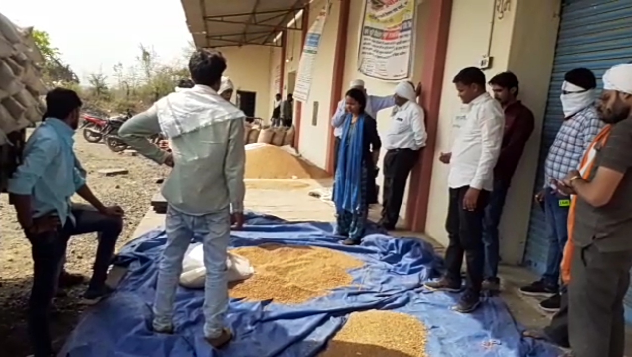 Angry farmer started selling crops on road