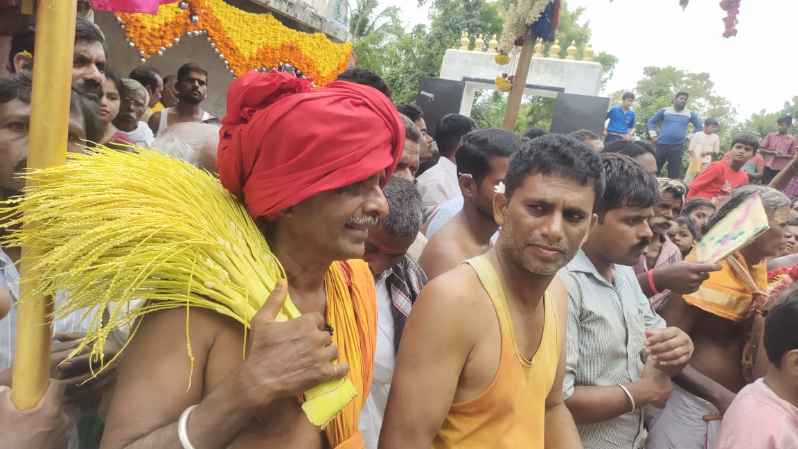 sigamaramma festival celebration in Chamarajanagar, Died man again live in sigamaramma festival in Chamarajanagar, sigamaramma festival celebration, sigamaramma festival celebration news, ಚಾಮರಾಜನಗರದಲ್ಲಿ ಸೀಗಮಾರಮ್ಮ ಹಬ್ಬ ಆಚರಣೆ, ಚಾಮರಾಜನಗರದಲ್ಲಿ ಸೀಗಮಾರಮ್ಮ ಹಬ್ಬದಲ್ಲಿ ಮತ್ತೆ ಬದುಕಿ ಬರುವ ಮೃತ ವ್ಯಕ್ತಿ, ಸಿಗಮಾರಮ್ಮ ಹಬ್ಬ ಆಚರಣೆ, ಸಿಗಮಾರಮ್ಮ ಹಬ್ಬದ ಸಂಭ್ರಮಾಚರಣೆ ಸುದ್ದಿ,