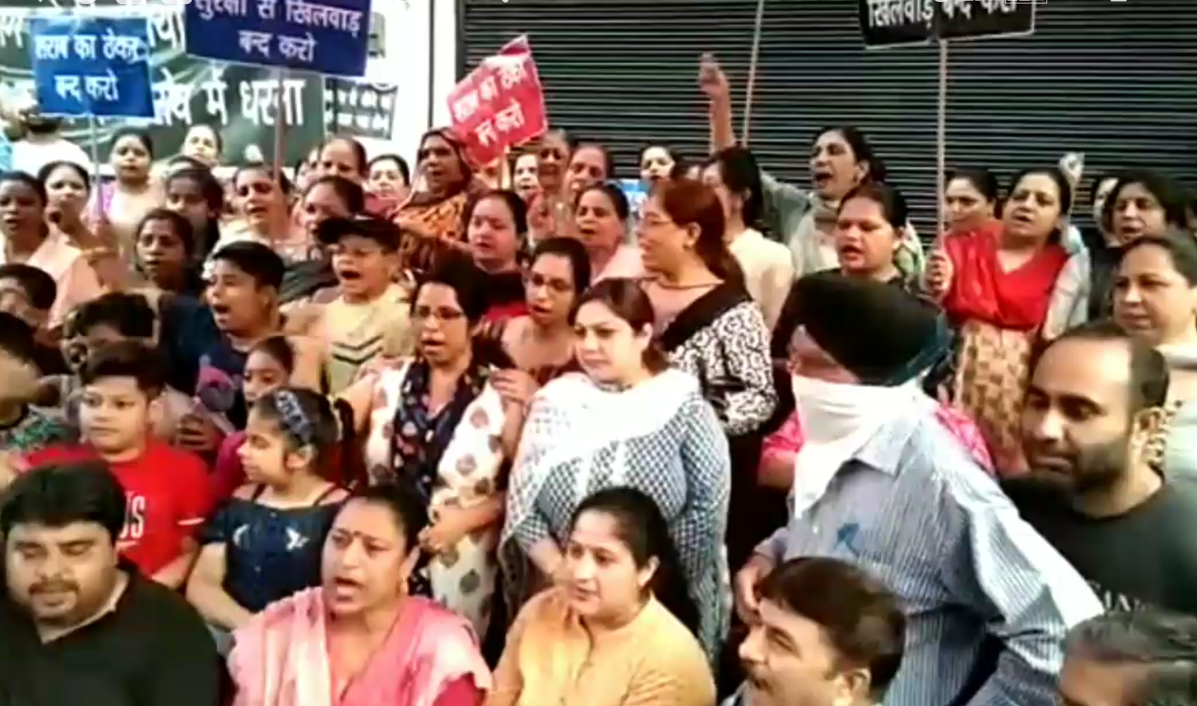 Protest against liquor contract in Subhash Nagar for seven days women sitting on dharna are doing bhajan-kirtan