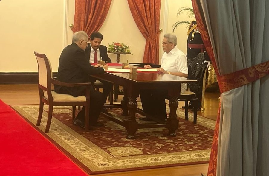 Ranil Wickremesinghe sworn in as new Sri Lanka's new prime minister  റനില്‍ വിക്രമംസിംഗെ സത്യപ്രതിജ്ഞ  വിക്രമംസിംഗെ സത്യപ്രതിജ്ഞ  ശ്രീലങ്കന്‍ പുതിയ പ്രധാനമന്ത്രി സത്യപ്രതിജ്ഞ ചെയ്‌തു  ranil wickremesinghe oath  ranil wickremesinghe sworn new srilankan prime minister