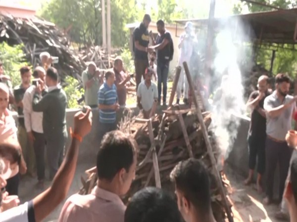 Last rites conducted for Kashmiri Pandit shot, killed by terrorists in J-K's Budgam