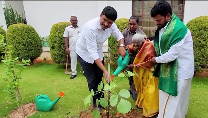 CM KCR honoring Thimmakka