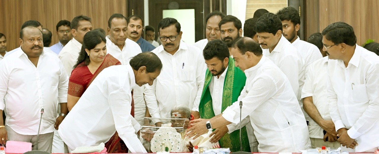 CM KCR honoring Thimmakka