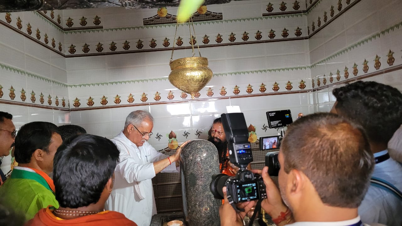 Worship at Shri Ram Lingeshwar Temple