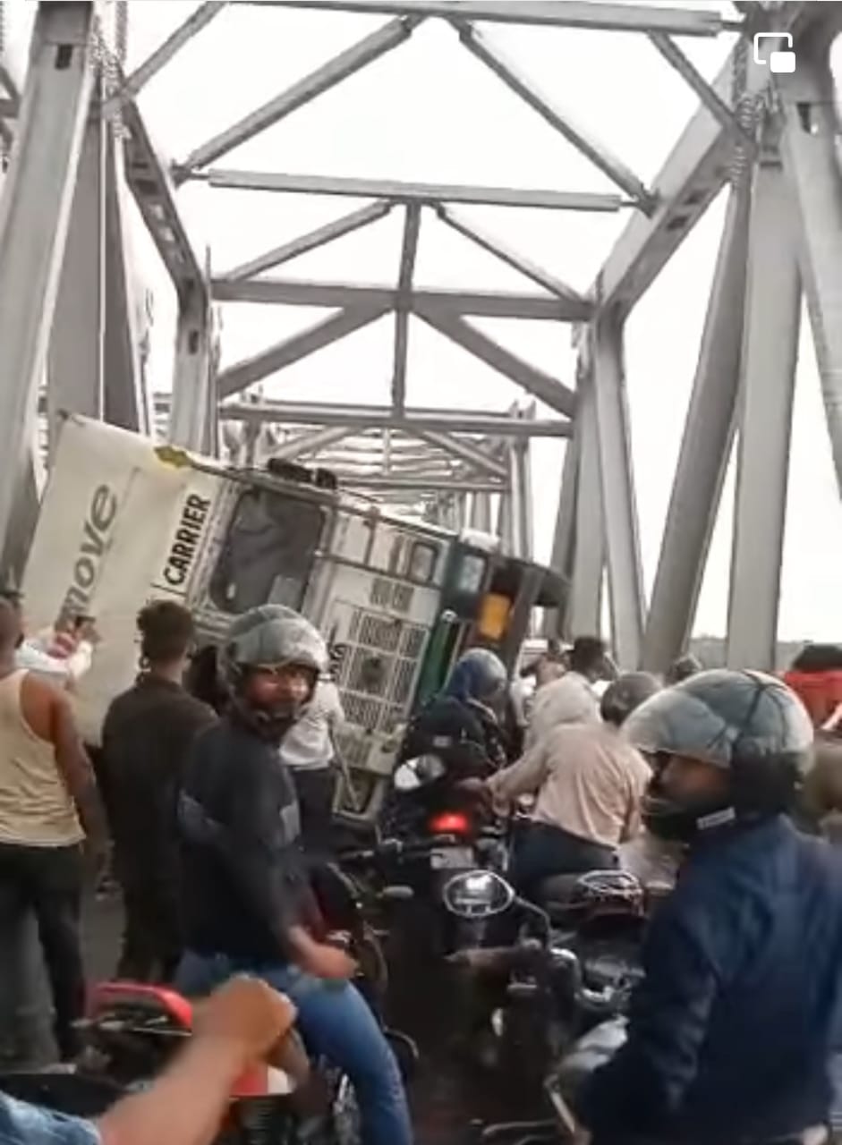 पटना के गांधी सेतु पर आंधी से पलटा ट्रक