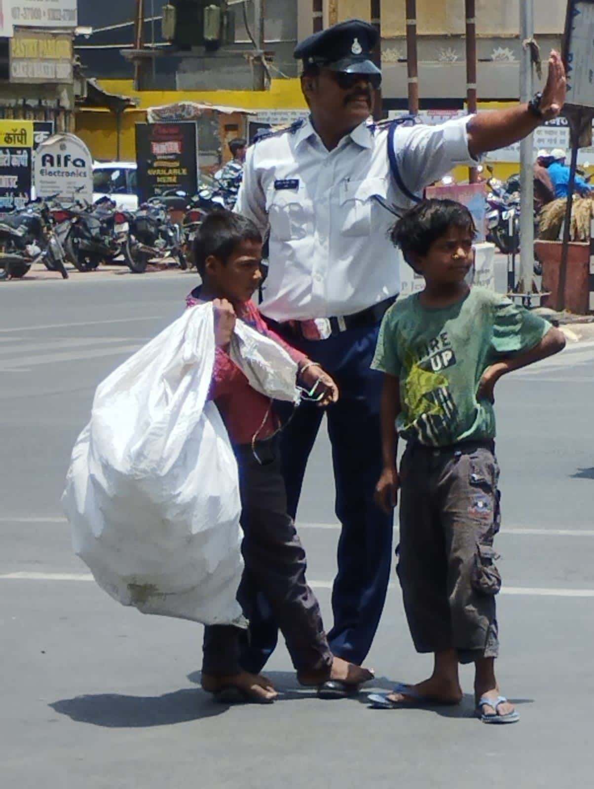 ranjit singh got slippers to child