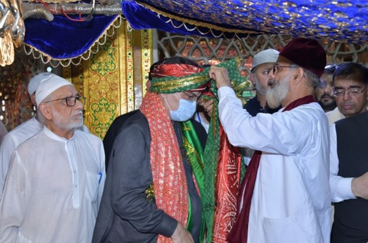 Pakistani delegation pays respects at Hazrat Nizamuddin shrine in New Delhi