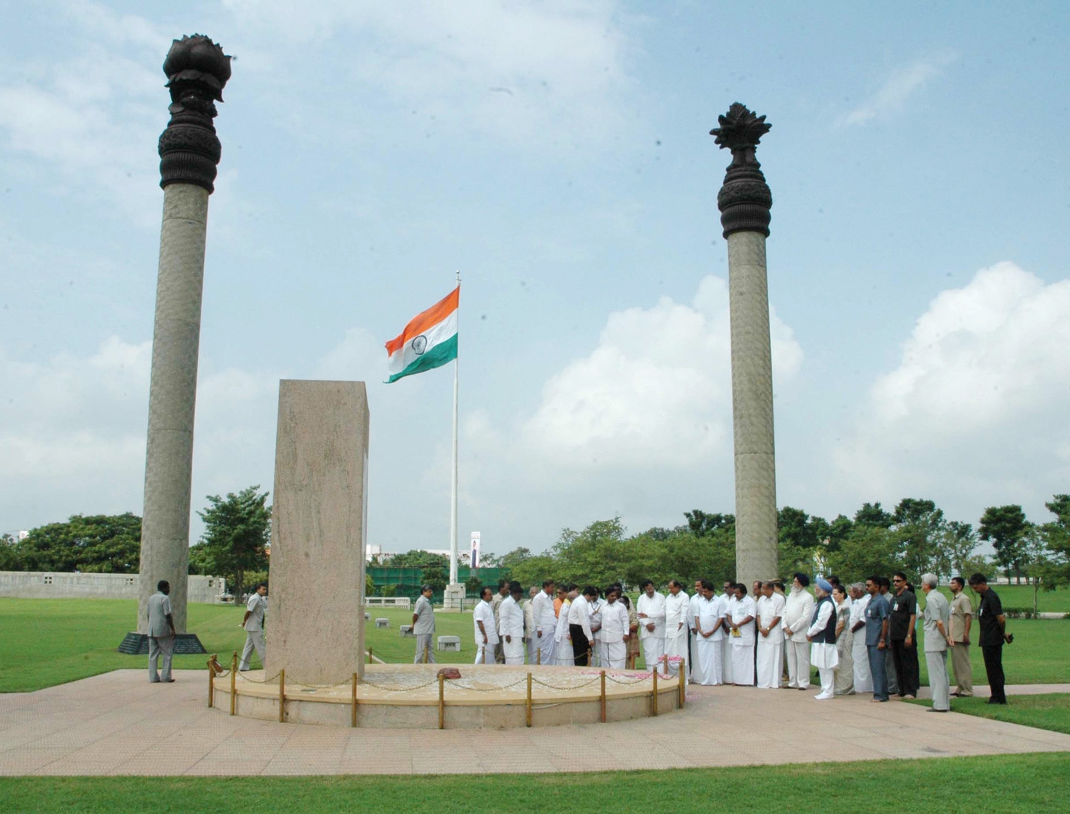 ஸ்ரீபெரும்புதூரில் உள்ள ராஜிவ் காந்தி நினைவிடத்தில் சோனியா