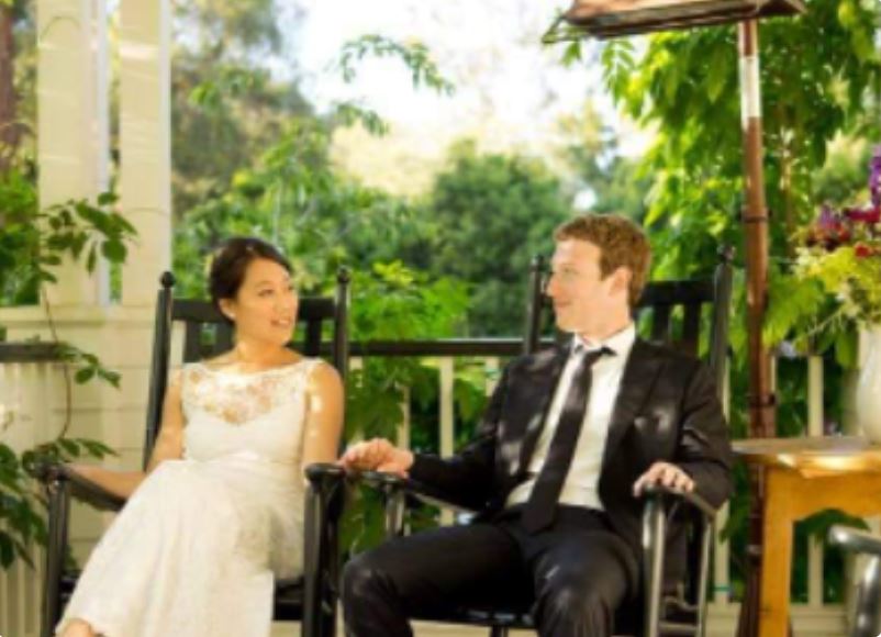 Mark Zuckerberg recreates wedding picture with wife to mark 10 years of marriage  Mark Zuckerberg Pricilla chan  news about Mark Zuckerberg  മാര്‍ക്ക് സുക്കര്‍ബര്‍ഗിന്‍റെ വിവാഹ വാര്‍ഷികം  പ്രസില്ല ചാന്‍  ഫേസ് ബുക്ക് സിഇഒ മാര്‍ക്ക് സുക്കര്‍ബര്‍ഗിനെകുറിച്ചുള്ള വാര്‍ത്തകള്‍