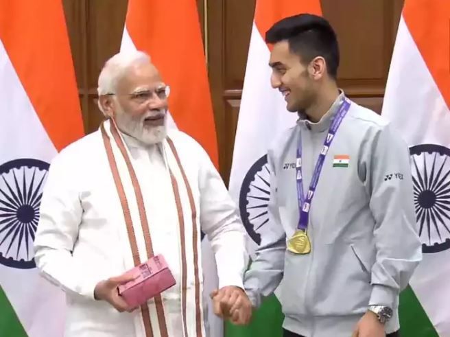 Lakshya Sen presented Bal Mithai to PM Modi