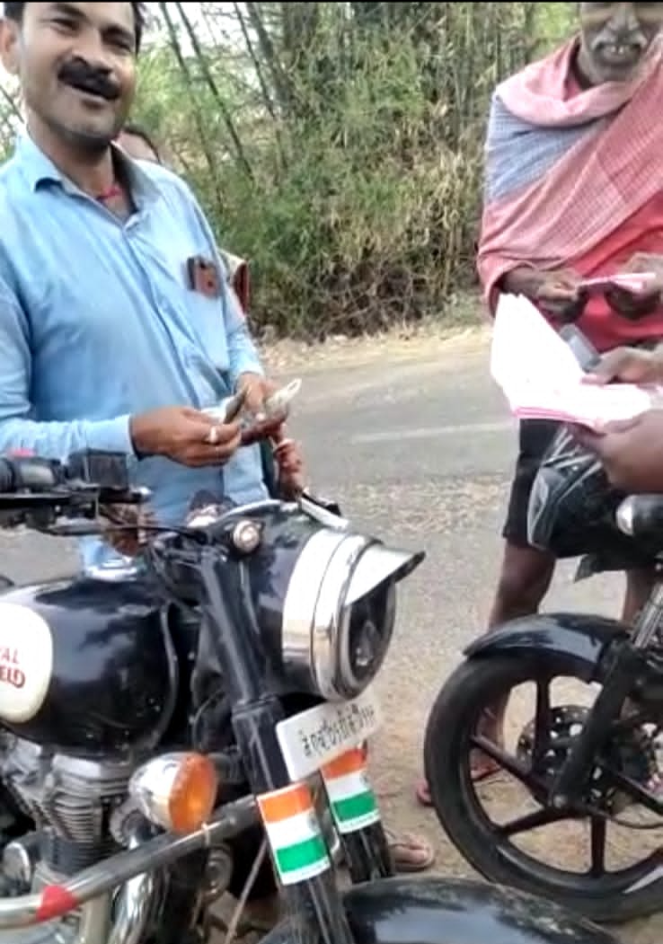 viral Video of distributing money among voters during panchayat election campaign in Lohardaga