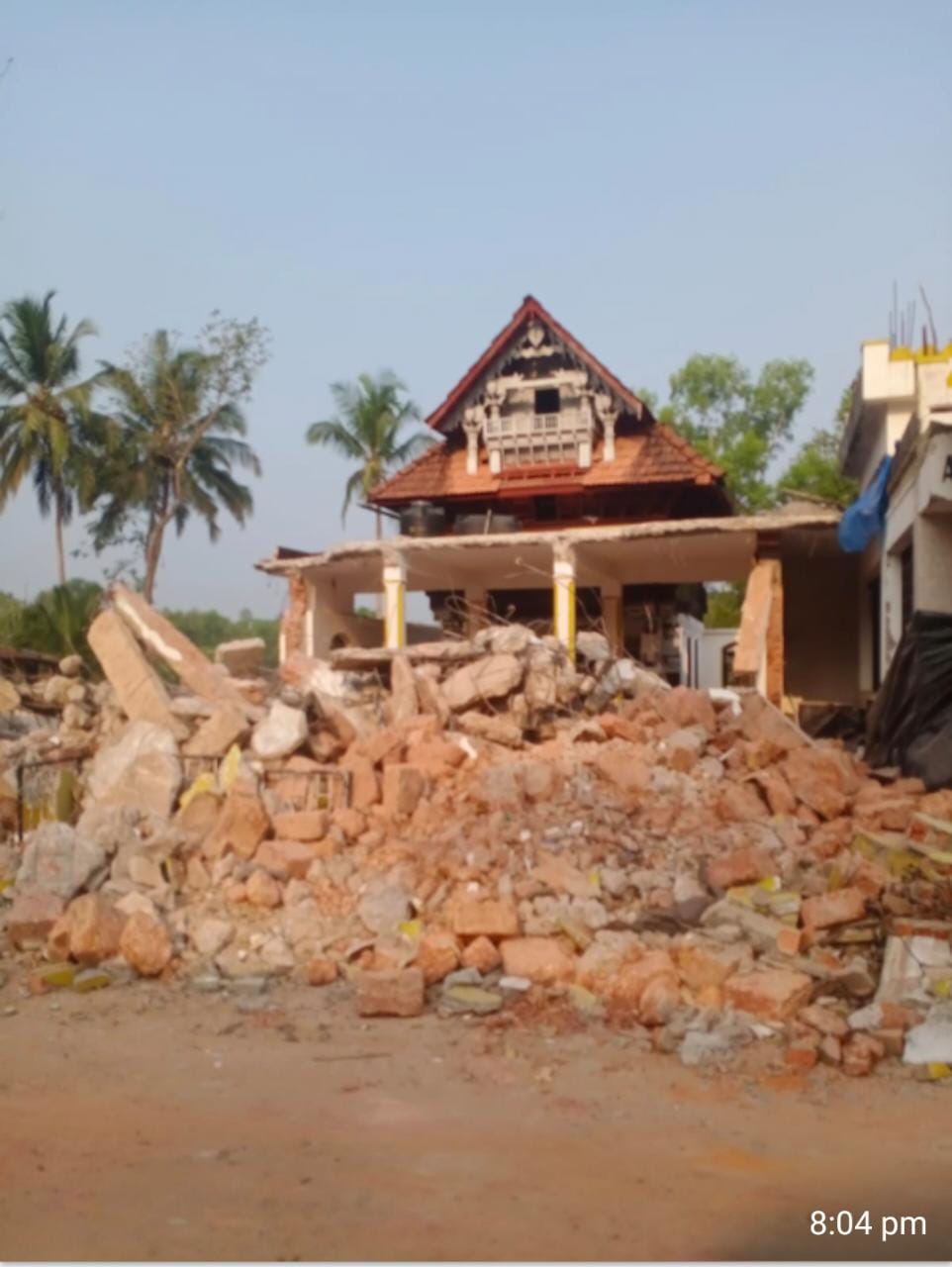 Hindu groups lay claim Malali Badaria Juma Masjid in Mangalore  Malali Badaria Juma Masjid  മംഗളൂരു മലാലി ബദരിയ ജുമാ മസ്‌ജിദിനുമേൽ അവകാശവാദവുമായി ഹിന്ദു സംഘടനകൾ  മംഗളൂരു മലാലി ബദരിയ ജുമാ മസ്‌ജിദിനുമേൽ അവകാശവാദവുമായി ഹിന്ദു സംഘടനകൾ രംഗത്ത്  ഹിന്ദു സംഘടനകൾ മംഗളൂരു മലാലി ബദരിയ ജുമാ മസ്‌ജിദിനുമേൽ അവകാശമുന്നയിച്ചു  പള്ളിയുടെ പുനർ നിർമാണത്തിനിടെ ക്ഷേത്രത്തിലേതെന്ന് തോന്നിക്കുന്ന കല്ലുകൾ കണ്ടെന്നാരോപണം  ഹിന്ദു സംഘടനകൾ പള്ളിക്കുമേൽ അവകാശമുന്നയിച്ചു