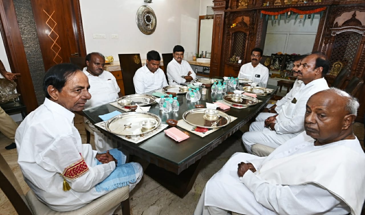 पूर्व प्रधानमंत्री एचडी देवगौड़ा के साथ उनके आवास पर लंच करते तेलंगाना सीएम केसीआर व अन्य
