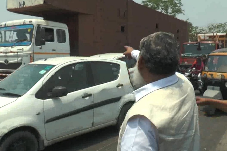 Anil Vij stopped the truck by standing on the road