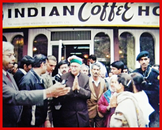ભારતીય કોફી હાઉસ શિમલામાં ભાજપના વરિષ્ઠ નેતા લાલકૃષ્ણ અડવાણી (ફાઇલ ફોટો)