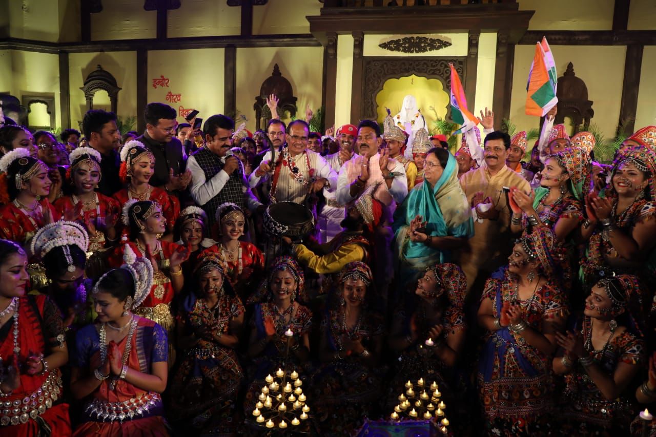 Shivraj Singh played nagada in Malwa festival