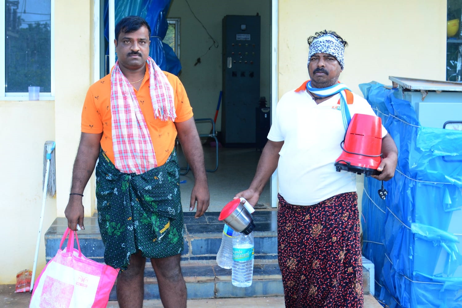 farmer brings mixer grinder to mescom office  karnataka farmer express outrage of electricity shortage  Shimoga electricity shortage farmer outrage  കര്‍ണാടക കര്‍ഷകന്‍ വൈദ്യുതി ക്ഷാമം പ്രതിഷേധം  കര്‍ഷകന്‍ ഇലക്‌ട്രിസ്റ്റി ഓഫിസ് മിക്‌സി  വൈദ്യുതി ക്ഷാമം കര്‍ഷകന്‍ പ്രതിഷേധം