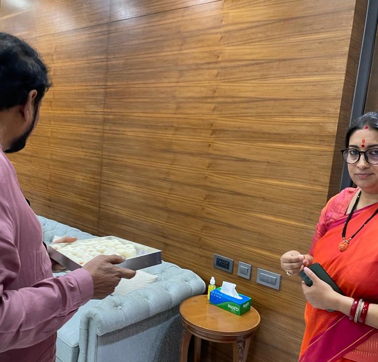 Laxman Sawadi meets Union Minister Smriti Irani