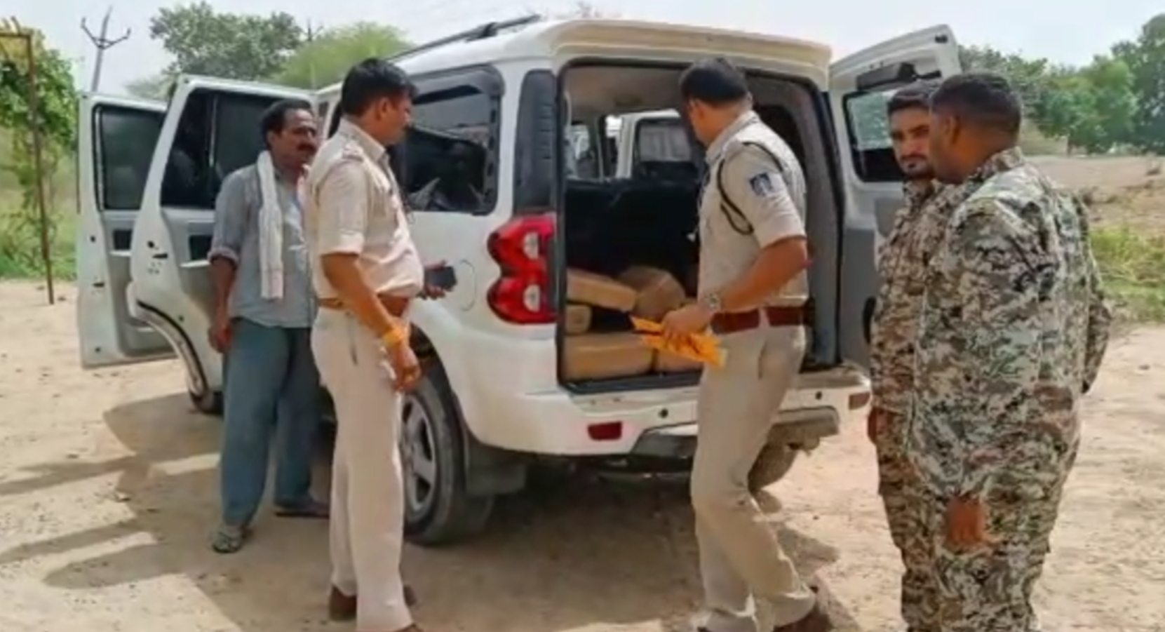 Smuggle of ganja in UP police uniform