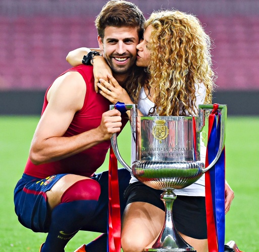 Pique Shakira Breakup  footballer Gerard  singer Shakira  end  हॉलीवुड पॉपस्टार शकीरा  फुटबॉलर जेरार्ड पीके  रिलेशनशिप  अलग होने का फैसला