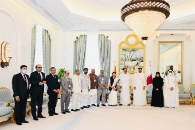 उपराष्ट्रपति नायडू और कतर के पीएम अब्दुल अज़ीज़ अल सानी के साथ दोनों देशों के प्रतिनिधिमंडल के सदस्य