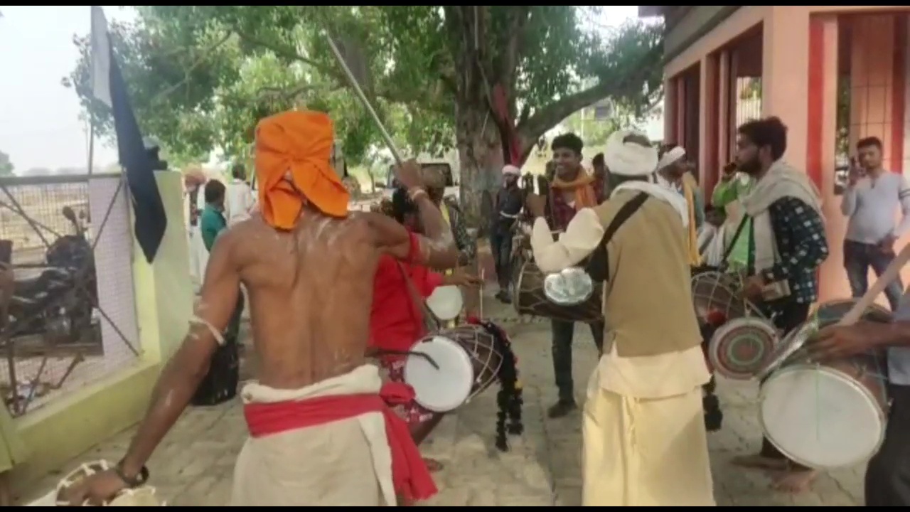 WEDDING OF PET DOG AND BITCH WAS DONE ACCORDING TO HINDU CUSTOMS