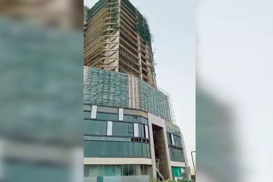 labor fell from under construction building in Gurugram