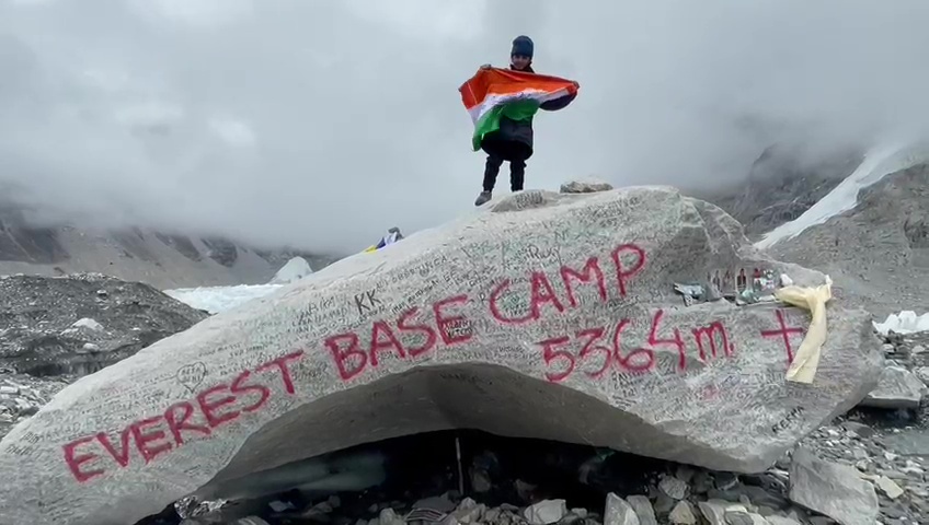 7 years old girl reach mount everest